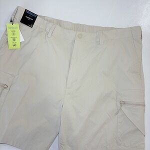 Roundtree & Yorke Performance Cargo Shorts 42 Khaki Classic Fit 8" Inseam NWT